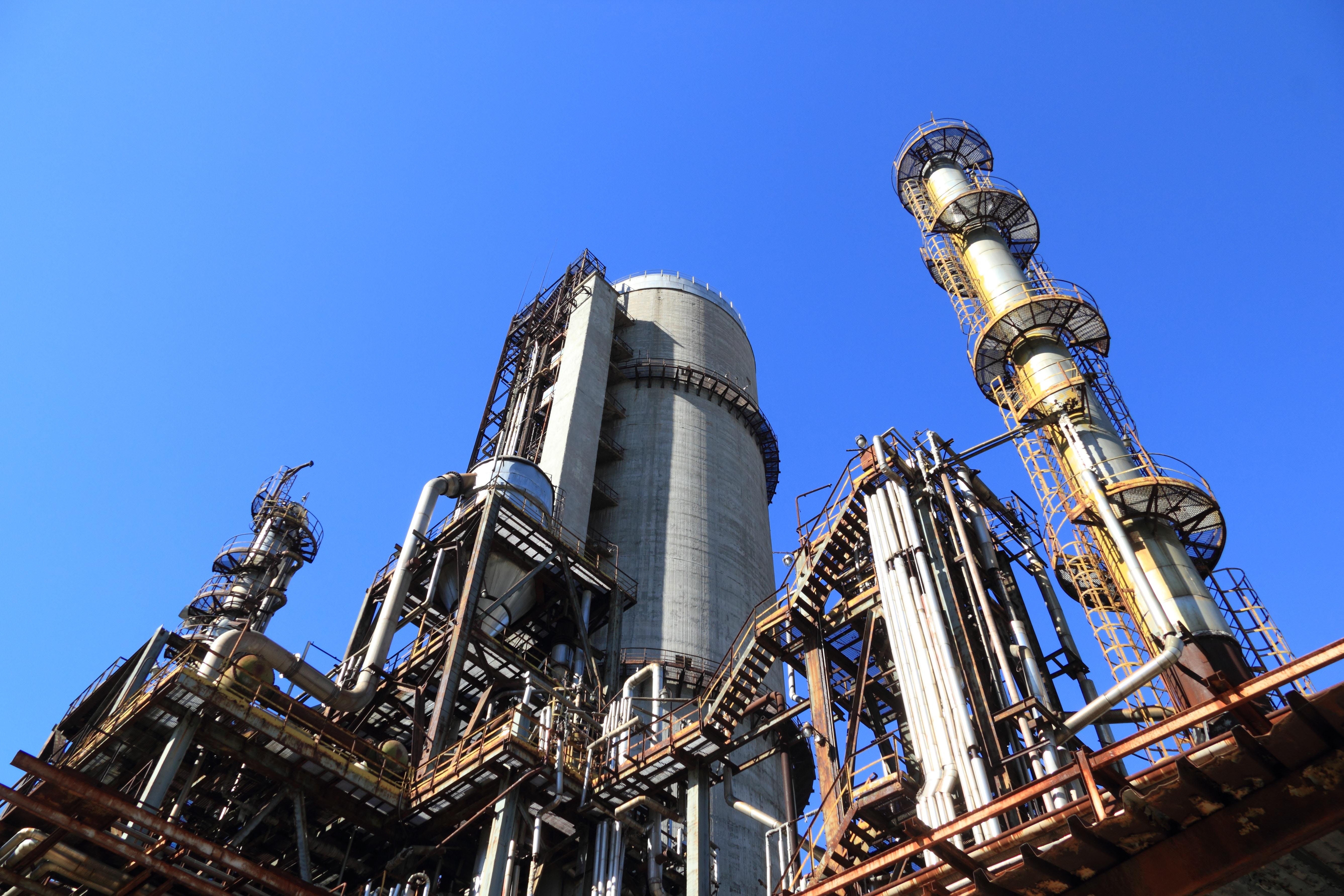 Image of a industrial refinery.